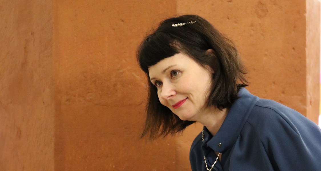 Mensch beugt sich über eine technische Anordnung