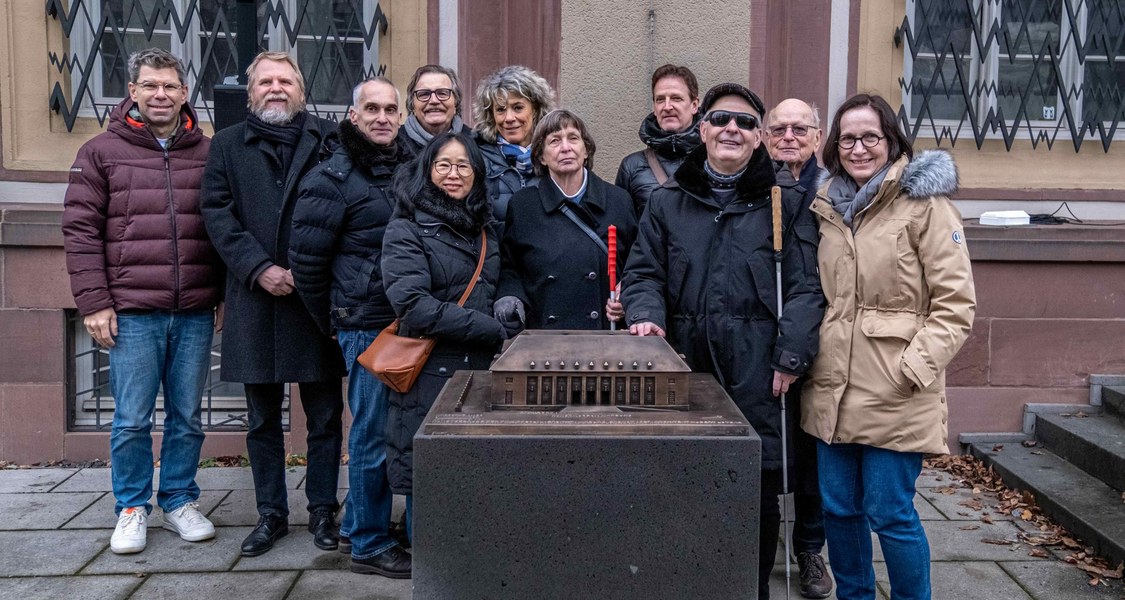 Gruppenfoto der Beteiligten bei der Enthüllung des Tastmodells