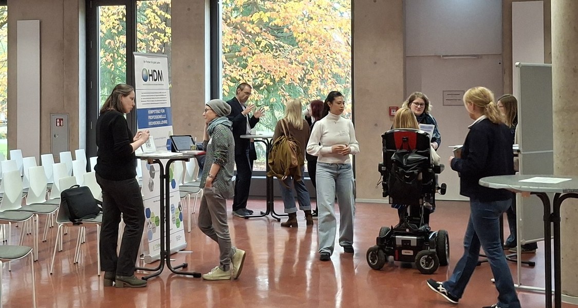 Menschen tauschen sich gesprächsweise aus