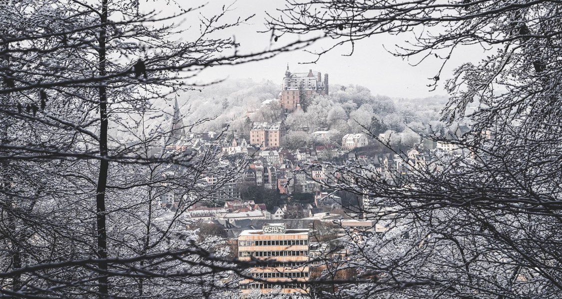Panoramabild von Marburg im Schnee