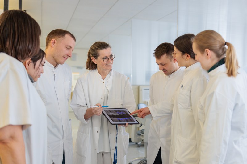 Prof. Dr. Carolina Ganß und eine Gruppe Studierender