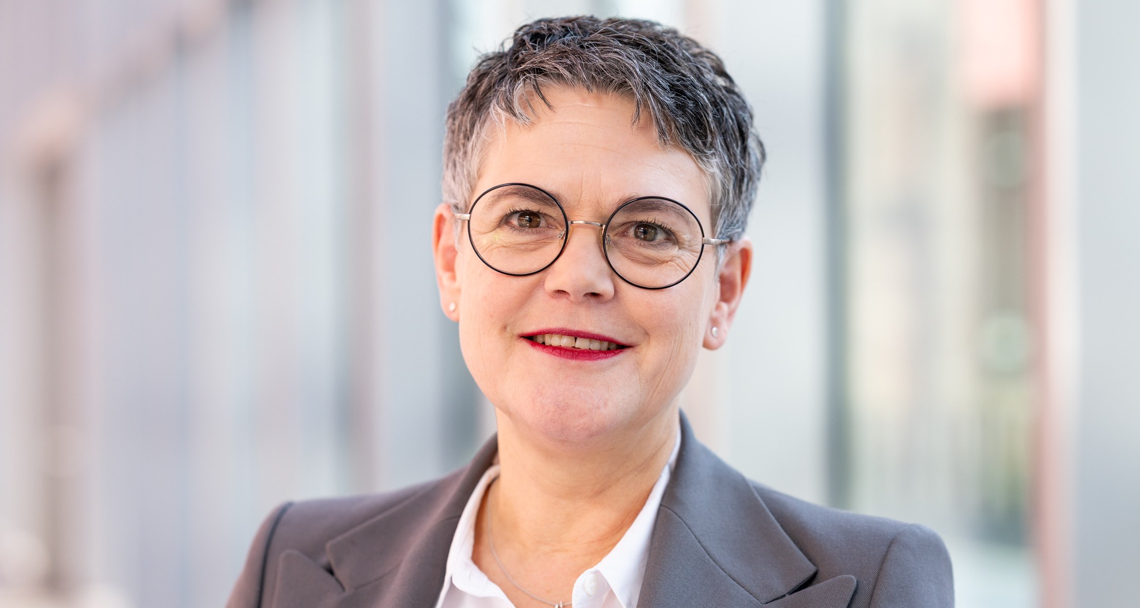 Die Vizepräsidentin für Bildung Prof. Dr. Yvonne Zimmermann begrüßt alle Studierenden im Sommersemester 2025.