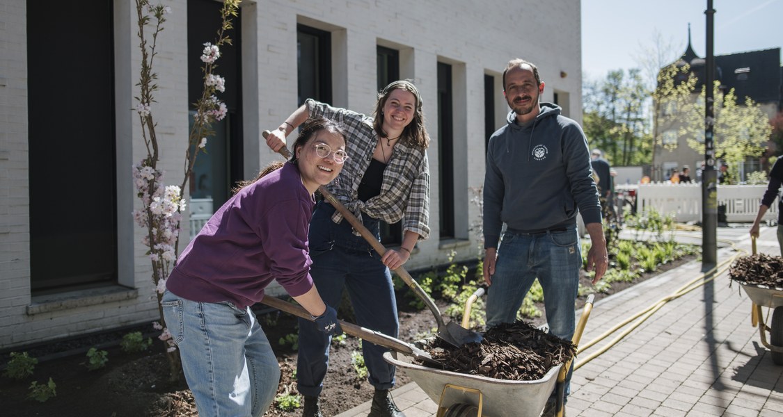Mitwirkende bei der Aktion "Abpflastern"