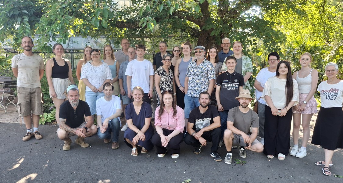 Gruppenfoto der Absolvent*innen und den Vertreter*innen der Universität