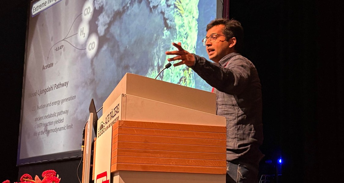 Anuj Kumar hinter Vortragspult erläutert seine Forschung