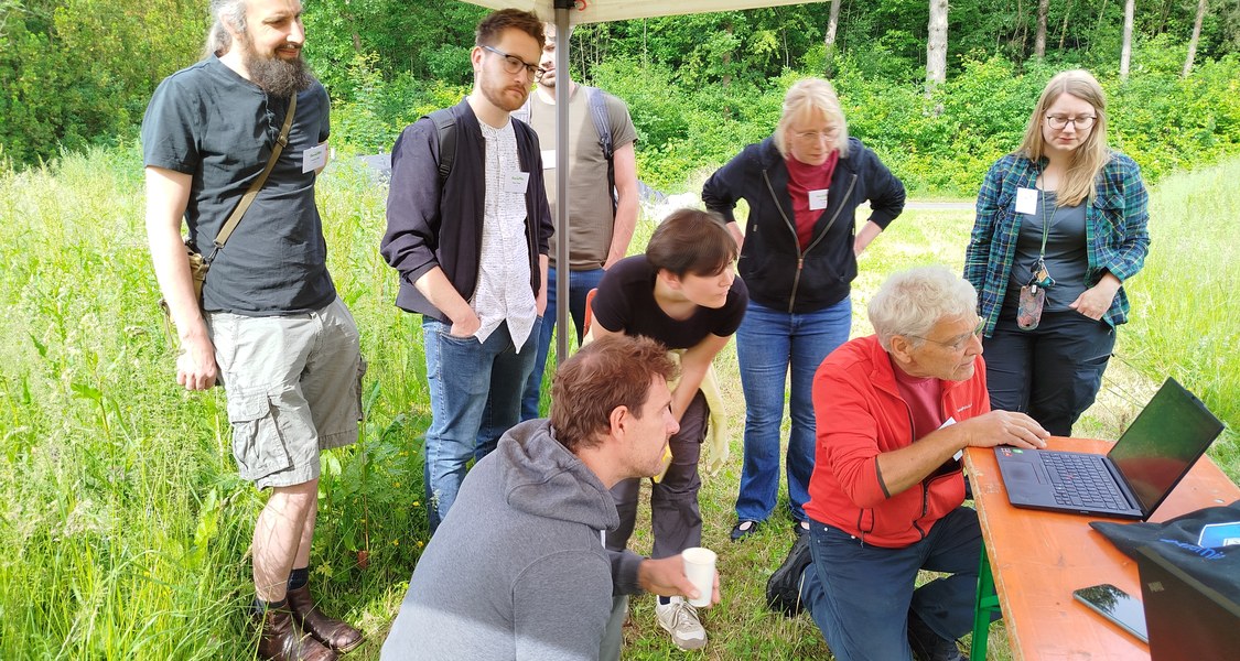 Menschen im botanischen Garten