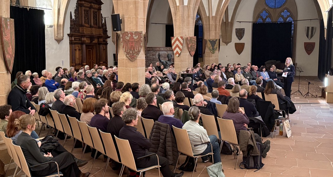 Publikum auf Stühlen und die Vortragende