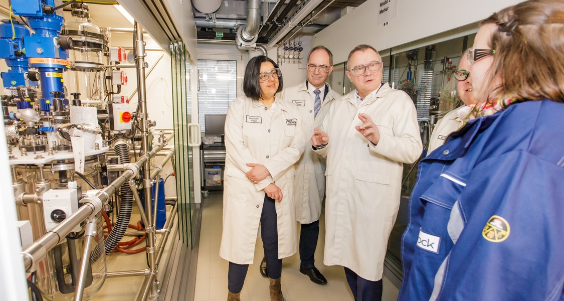 In einem Chemielabor eine Personengruppe