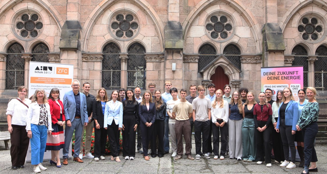 Menschengruppe im Innenhof der Alten Universität
