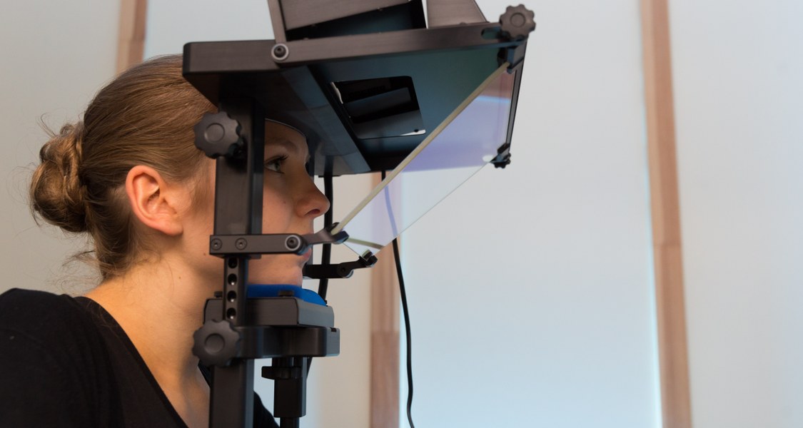 Person schaut in ein Gerät, mit dem die Blickbewegung gemessen wird