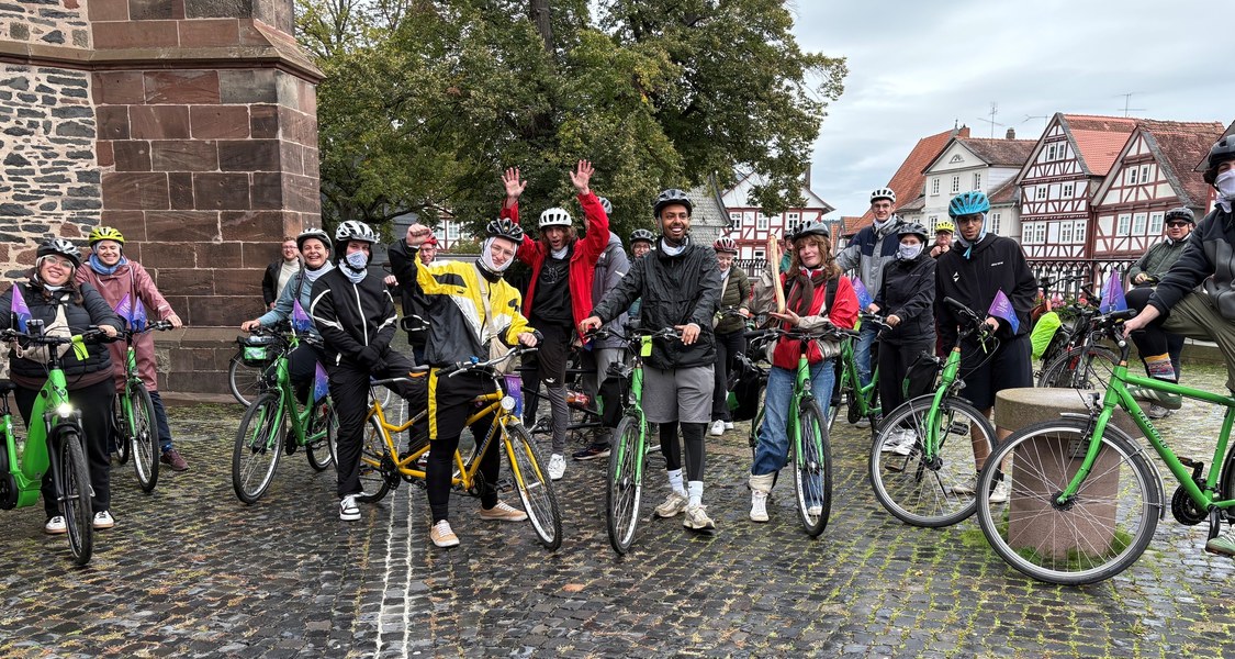 Gruppe mit Fahrradfahrenden