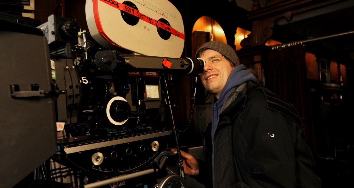 Florian Hoffmeister am Drehort des Films "The Deep Blue Sea" - Hoffmeister schaut durch eine Kamera