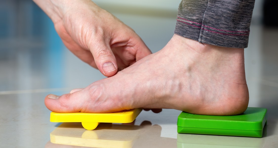 Bild von einem Fuß auf einem Trainingshilfsmittel