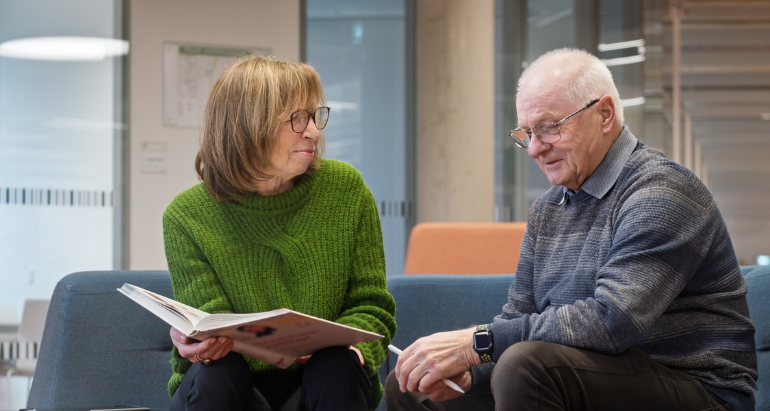 zwei Menschen in Sofalandschaft