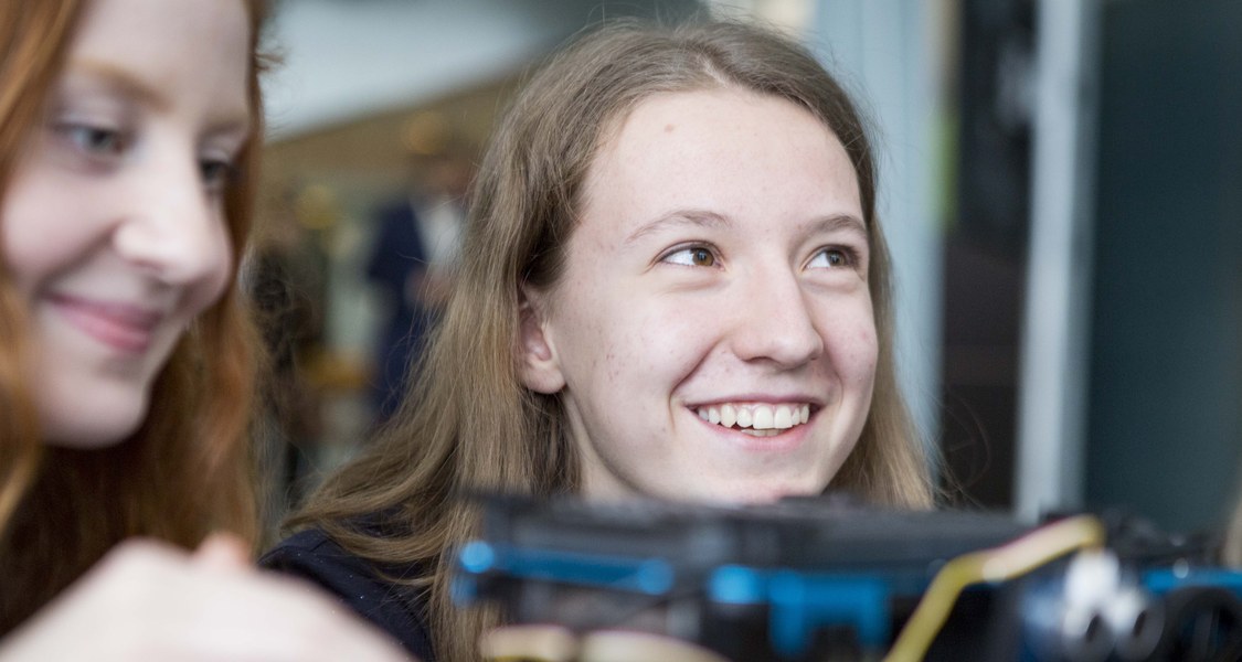 Foto einer Schülerin im Labor