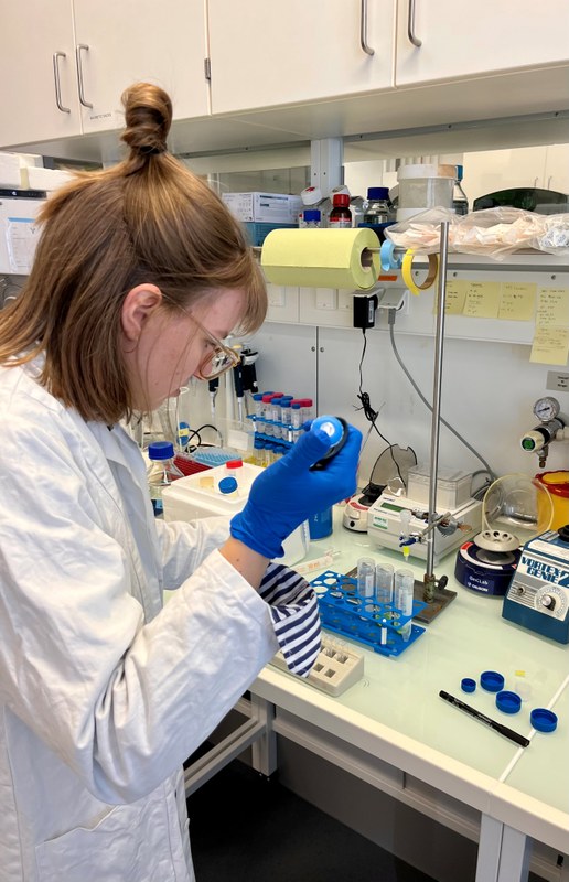 Eine Person arbeitet im Labor