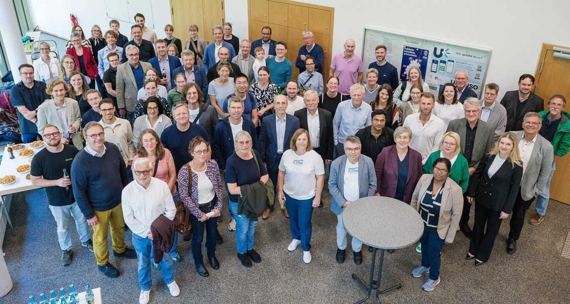 Gruppenfoto mit vielen Personen im Foyer des Deutschen Sprachatlas