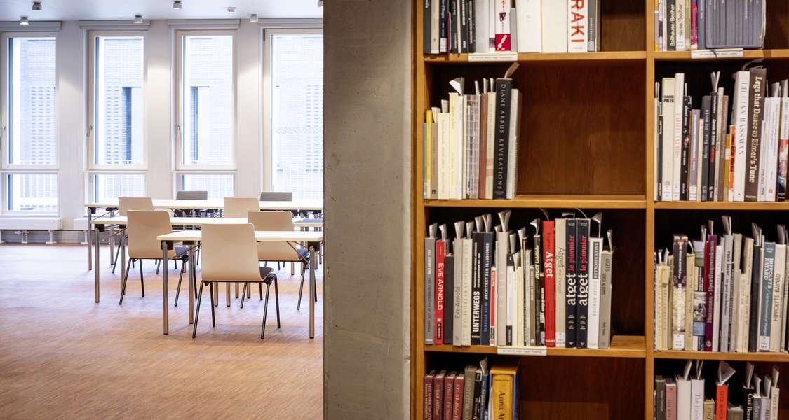 Blick in die Dr. Rolf H. Krauss-Forschungsbibliothek