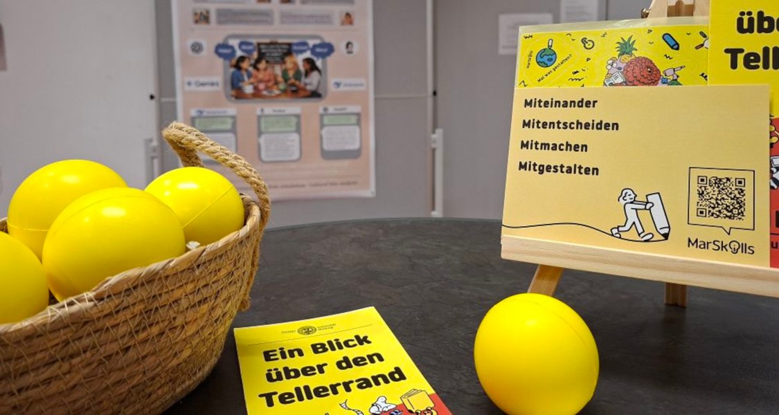 Symbolbild für das Konzept Marburg Modul mit Mitmachkarten, Anti-Stress-Ball