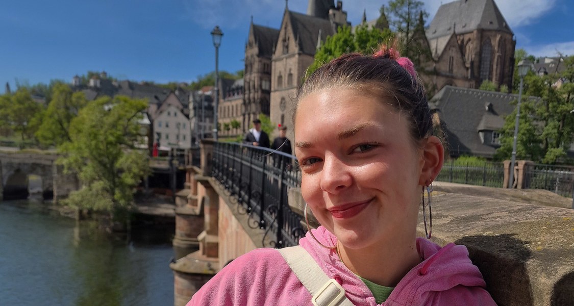 Werbebanner für den Master Infotag, Mensch vor Gebäude Alter Universität