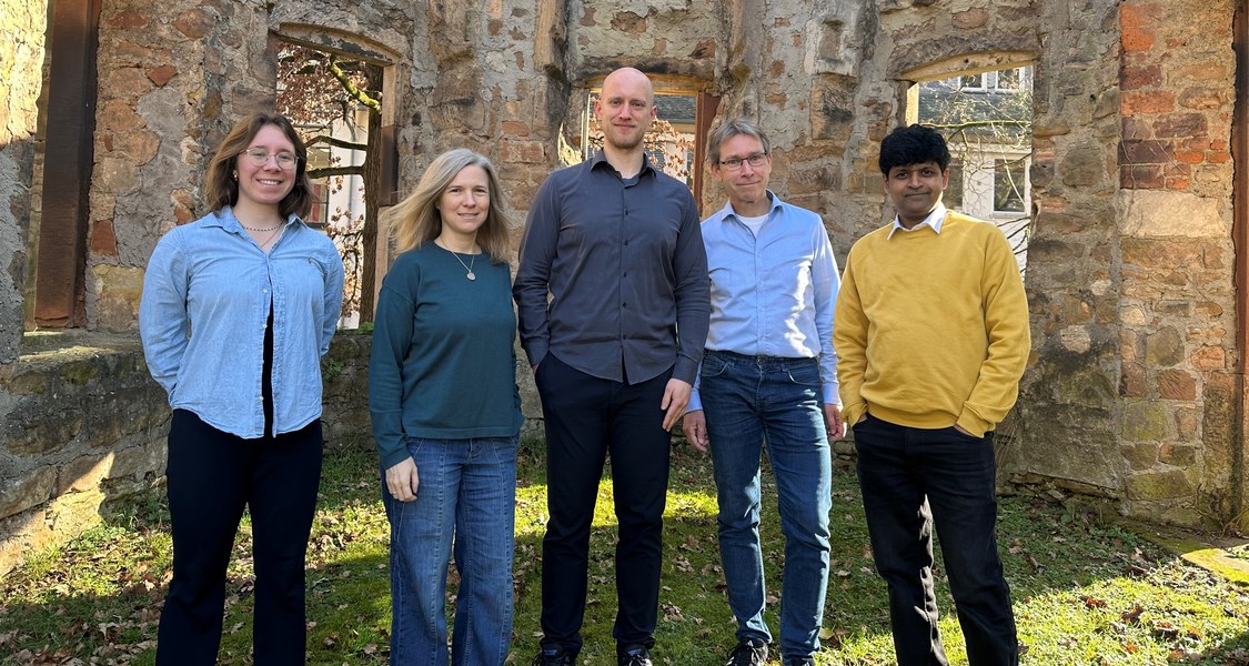 Fünf Menschen, Ruine eine Klostermauer im Hintergrund