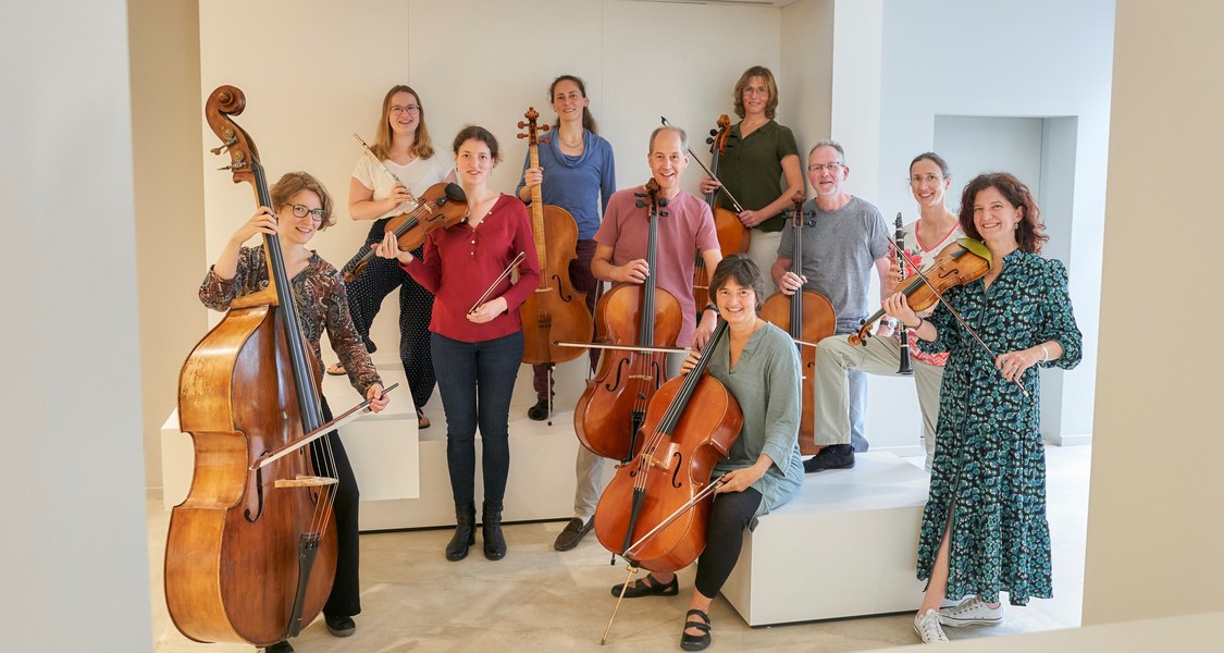 viele Menschen eines Orchesters