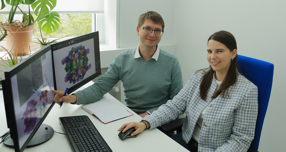 Foto von Jan Schuller und Sophia Paul an ihrem Arbeitsplatz