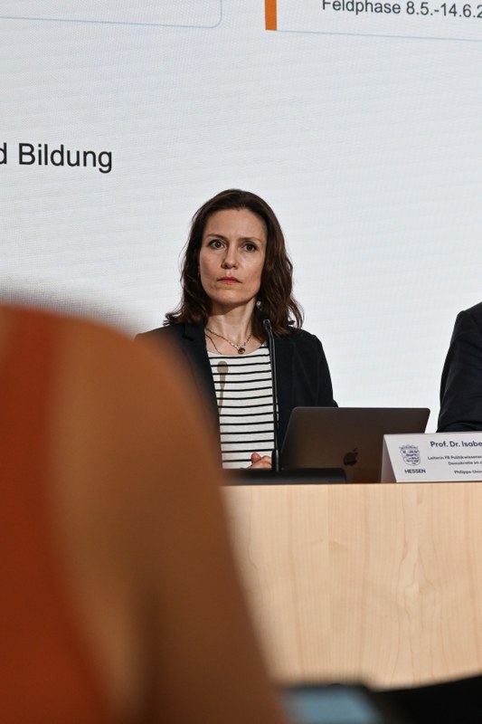 Foto von Prof. Dr. Isabelle Borucki bei der Pressekonferenz