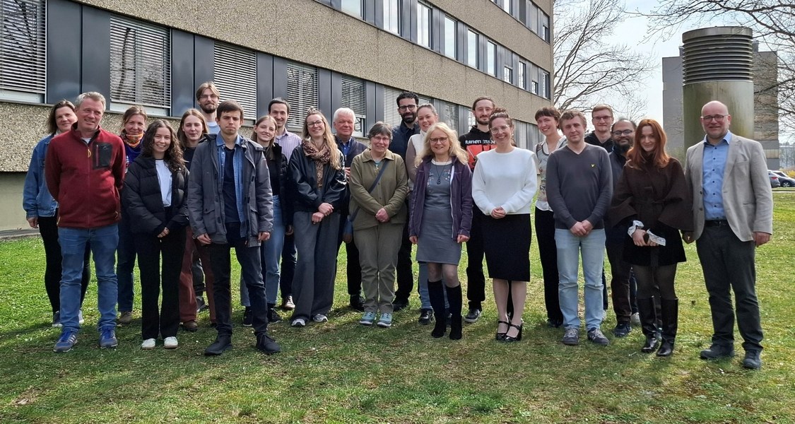 Gruppe von Menschen auf einer Wiese