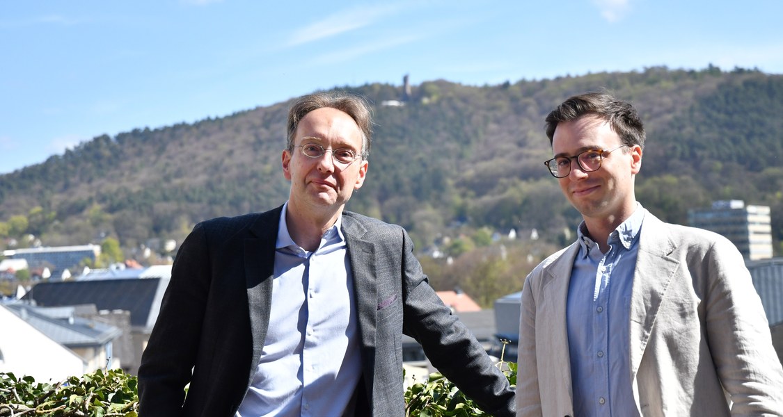 zwei Menschen vor den Lahnbergen