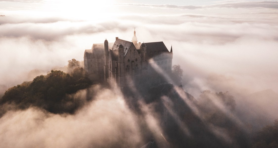Das Landgrafenschloss in Marburg im Nebel