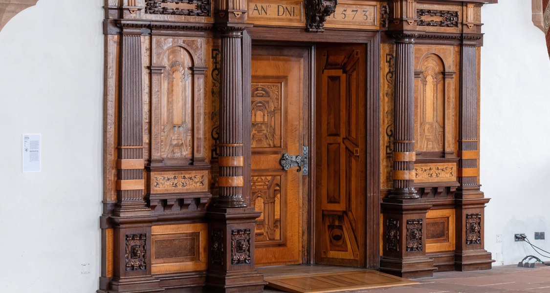 Holztür im Renaissance-Stil