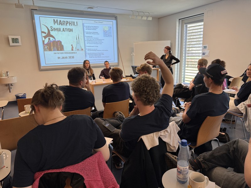 Schülerinnen und Schüler bei einer simulierten Pressekonferenz