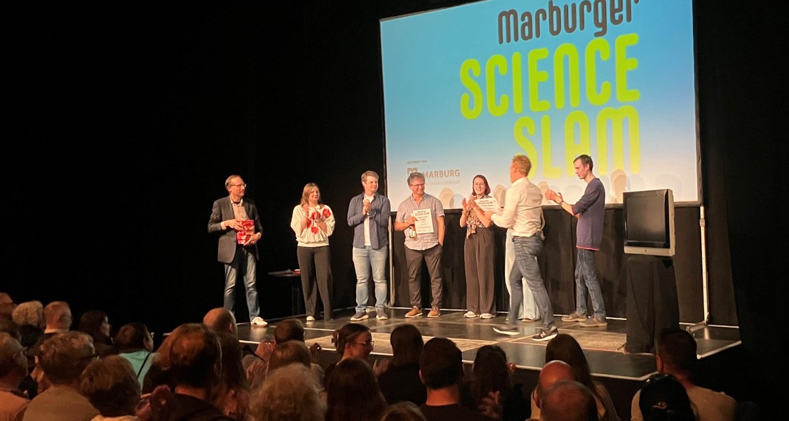 Menschen auf der Bühne