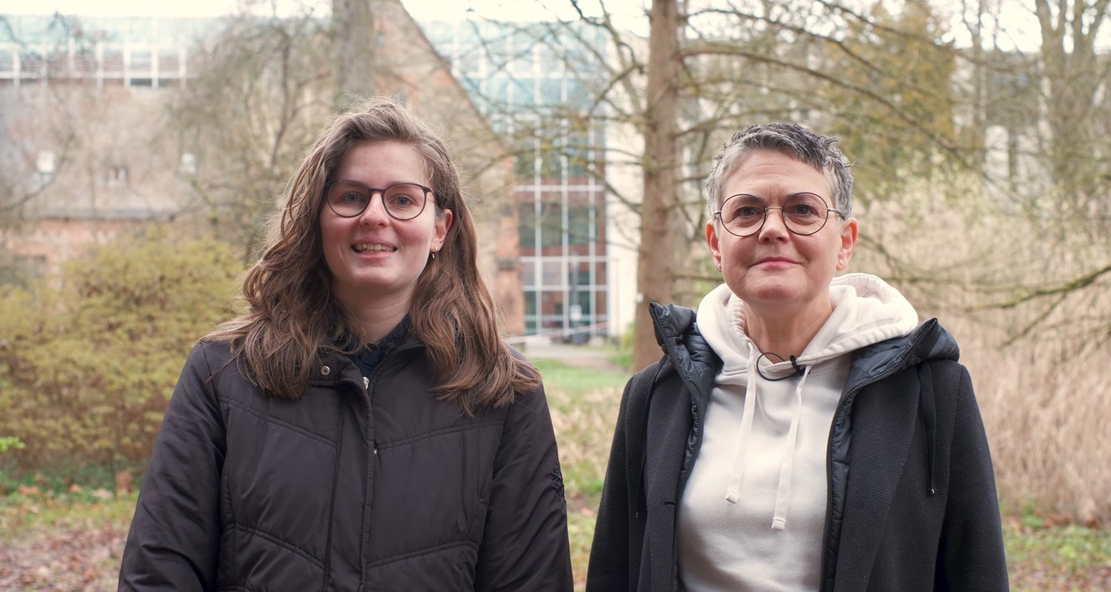 Evelyn Damer (studentische Vizepräsidentin) und Prof. Dr. Yvonne Zimmermann (Vizepräsidenten für Bildung) begrüßen alle Studierenden zum Sommersemster 2026.