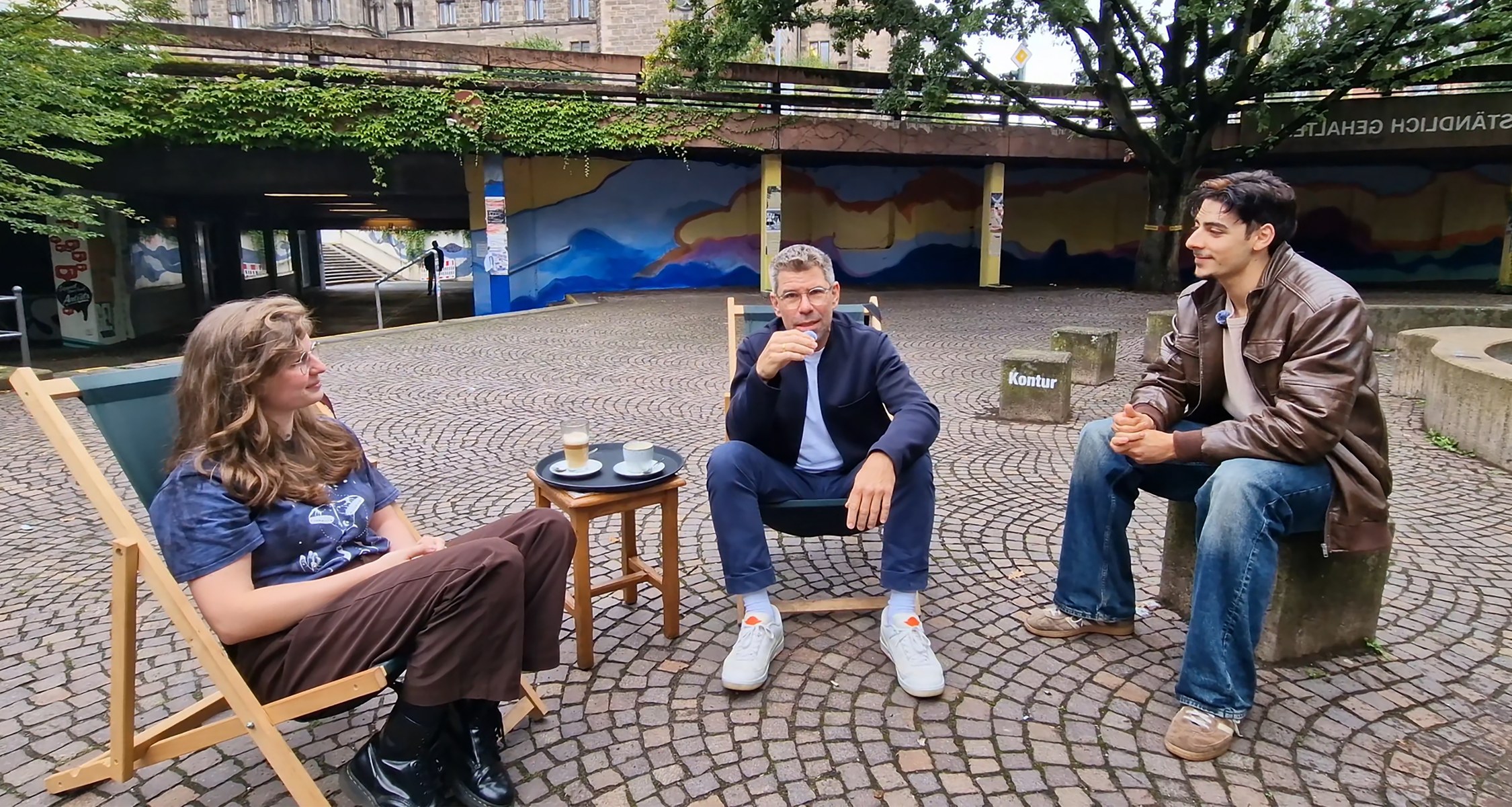 Uni-Präsident Thomas Nauss und die studentische Vizepräsidentin Evelyn Damer begrüßen gemeinsam mit Litti und Ali aus der Marburg-WG alle Studierenden zum Wintersemester 2026/27.