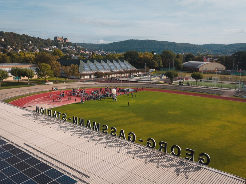 Blick von oben auf das Georg-Gaßmann-Stadion in Marburg.