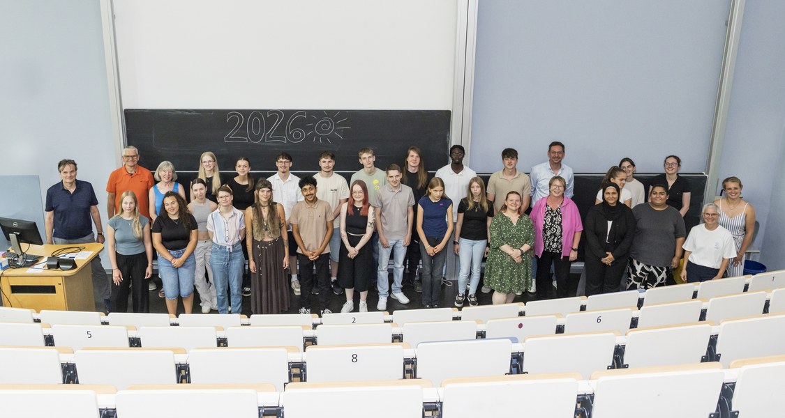 Gruppenfoto der Azubis und dual Studierenden