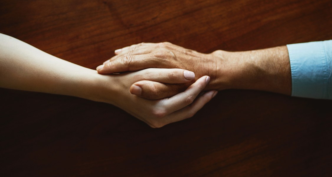 Zwei Hände, die ineinander liegen
