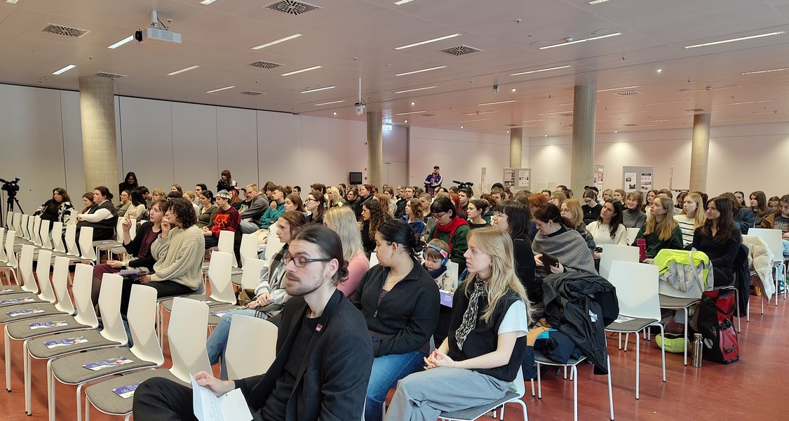 vielen Menschen in einem Vortragssaal