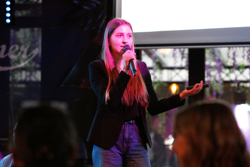 Svenja Welzel beim Science Slam in Wiesbaden
