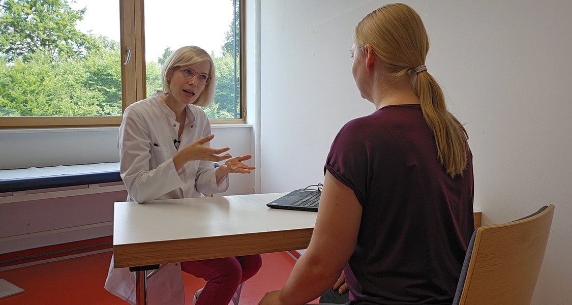 Ärztin bespricht mit einer Patientin die Therapieoptionen