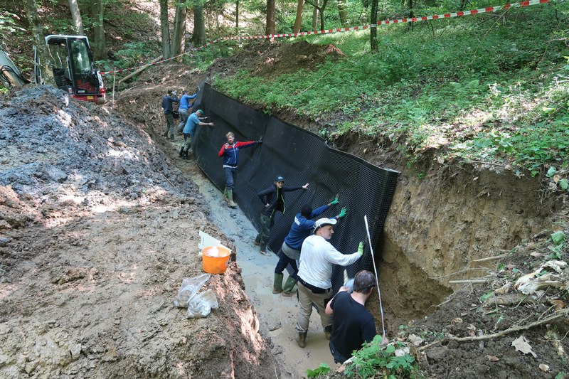 Zeigt den Trenchbau (Hangeinschnitt) im Schwarzwald. Der Trench ist zirka 15 Meter lang und 3 Meter tief