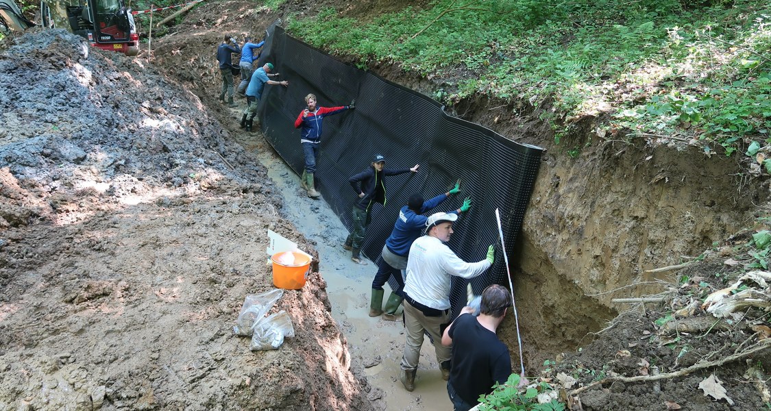 Zeigt den Trenchbau (Hangeinschnitt) im Schwarzwald. Der Trench ist zirka 15 Meter lang und 3 Meter tief
