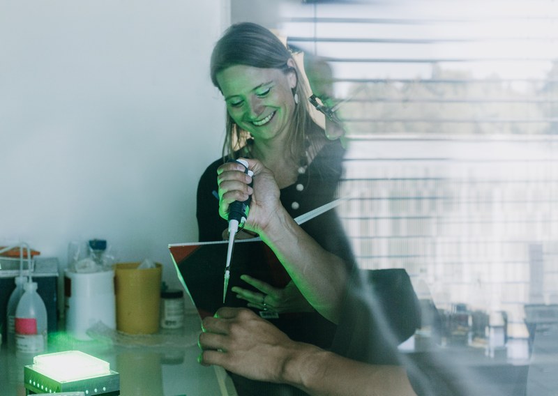 Olalla Vázquez bei der Laborarbeit