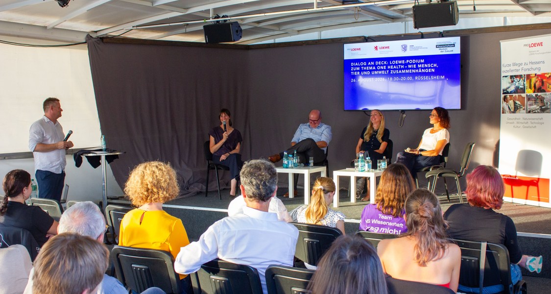 Podiumsdiskussion und teil des Publikums