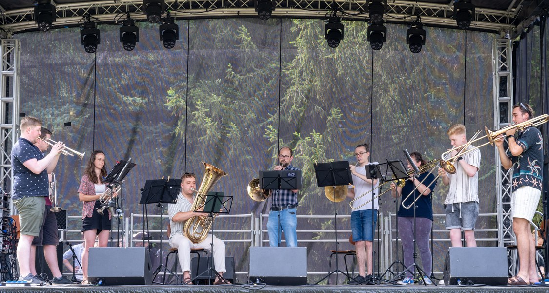 Die Musiker der Studierenden-BigBand in Aktion auf der Bühne des Sommerfests im Botanischen Garten auf den Lahnbergen.