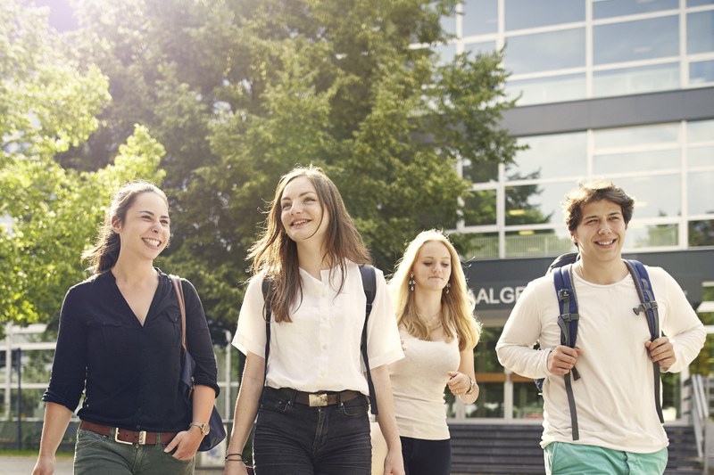 Studierende vor dem Hörsaalgebäude