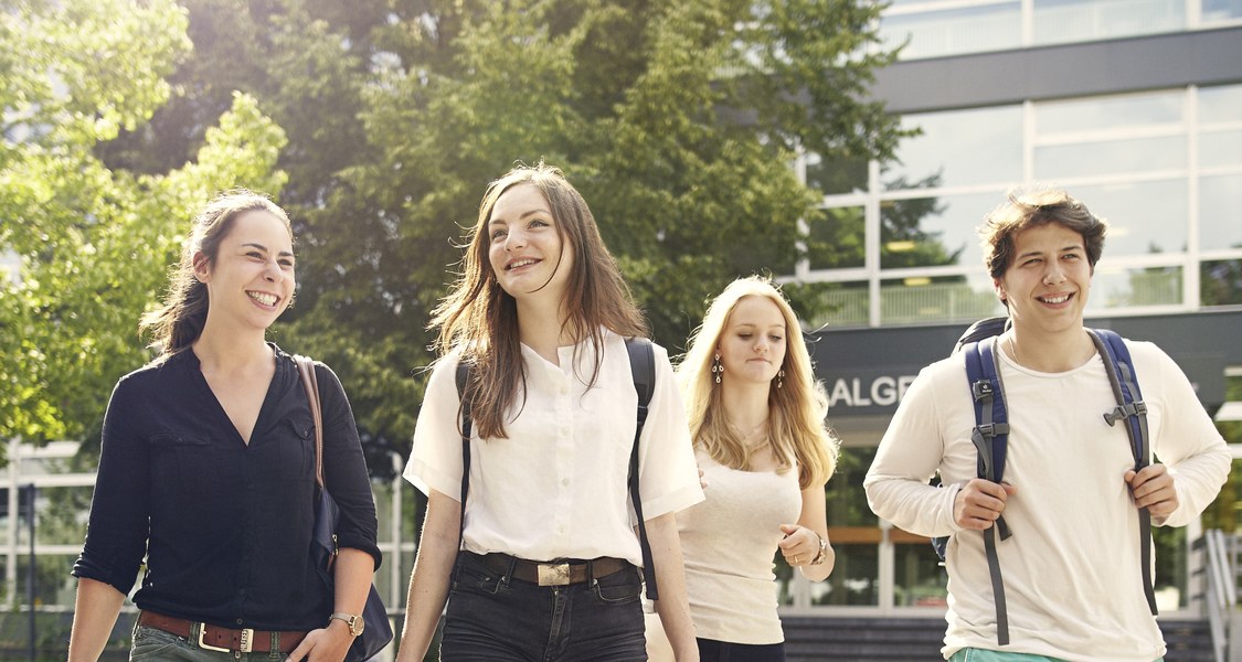 Studierende vor dem Hörsaalgebäude