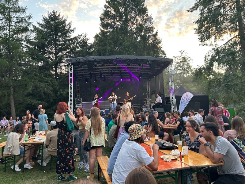 Menschen im Park vor einer Bühne